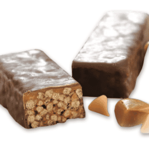 Barre protéinée au caramel sur fond blanc
