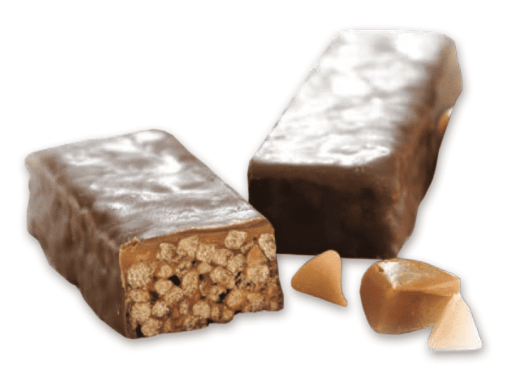 Barre protéinée au caramel sur fond blanc