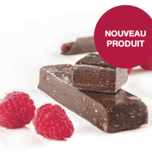 Barre de collagène chocolat et framboise sur fond blanc