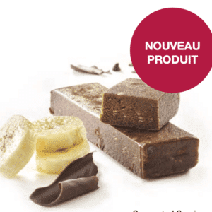 Barre de collagène chocolat et banane sur fond blanc