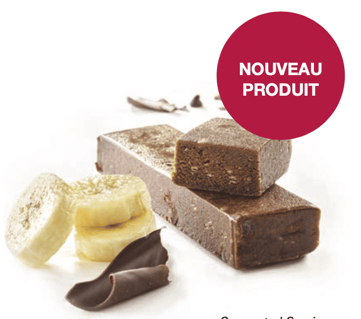 Barre de collagène chocolat et banane sur fond blanc