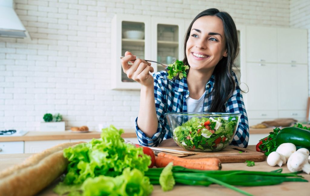 Healthy lifestyle. Good life. Organic food. Vegetables. Femme heureuse – programme de perte de poids Motivation Minceur