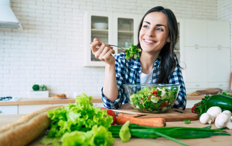 Healthy lifestyle. Good life. Organic food. Vegetables. Femme heureuse – programme de perte de poids Motivation Minceur